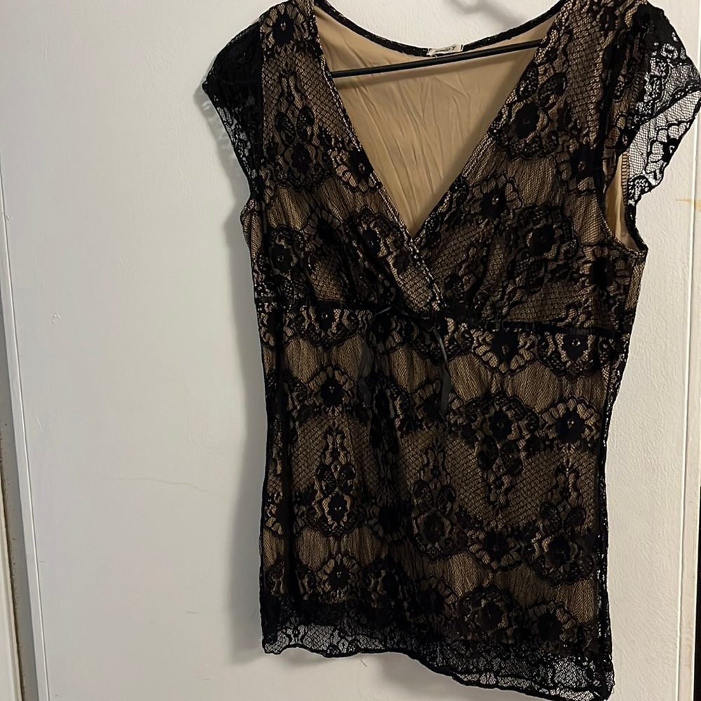 Women’s black lace medium top